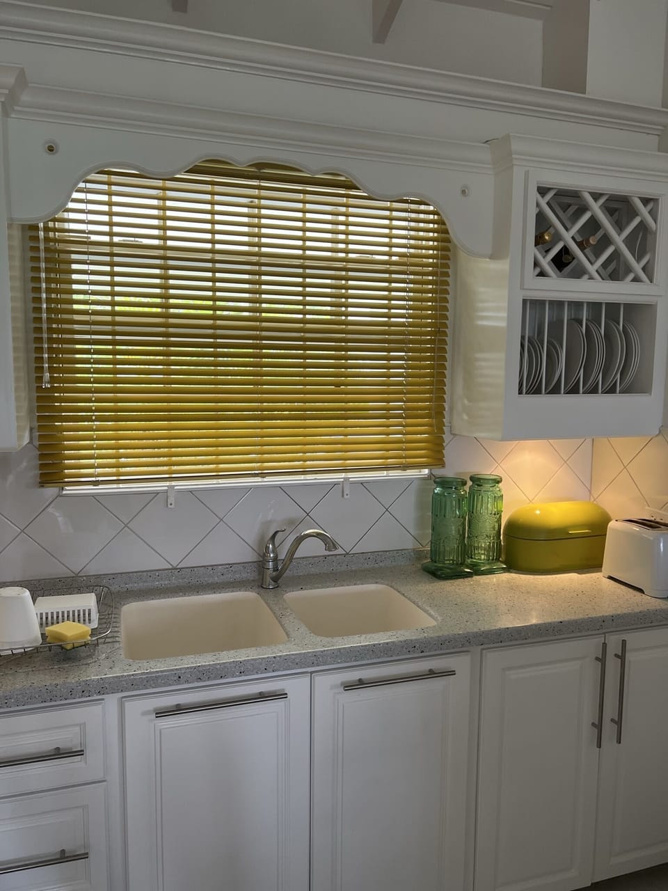 Fresh and fully equipped kitchen