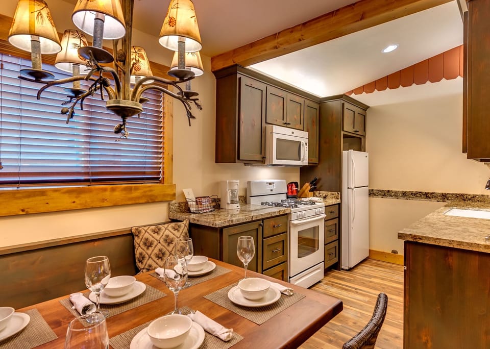 Dining/Kitchen Area. Full Size Fridge, Dishwasher, 4 Burner Gas Stove with Big Oven, Granite Counter Tops and much more!