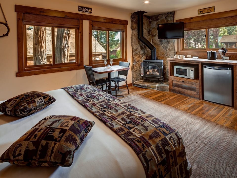 King Studio Cottage: king bed, gas burning fireplace, AC, custom made cabinets, bathroom with BainUltra ThermoMasseur!