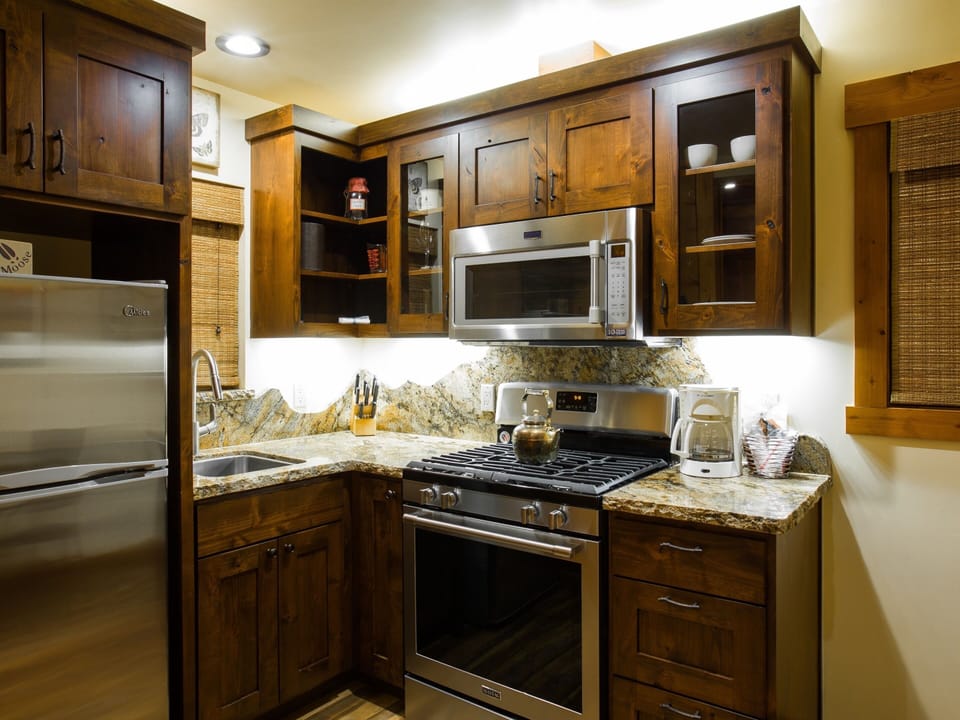 Beautiful fully-equipped kitchen with gas appliances!