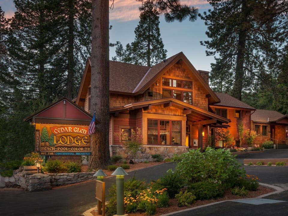 Welcome to beautiful Cedar Glen Lodge!
