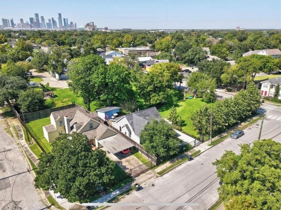Located only 8 min from downtown and near so many unique places.