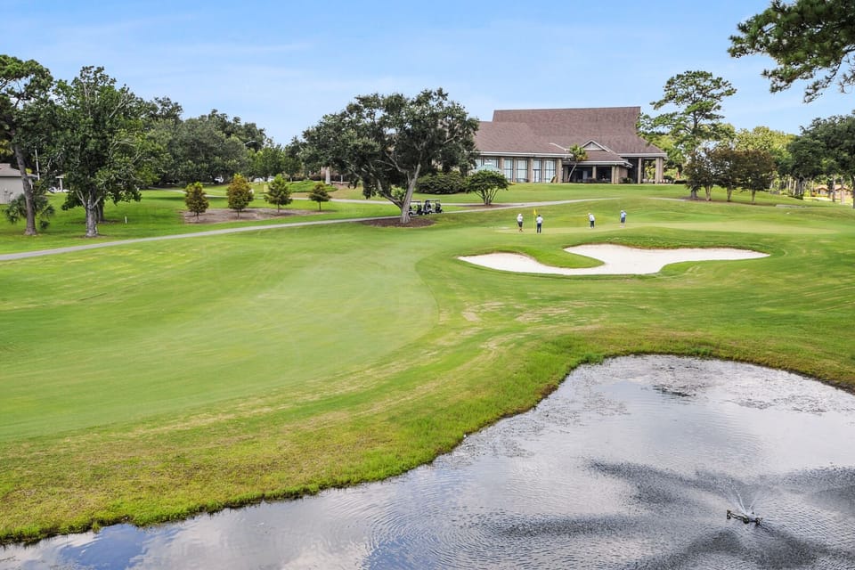 INCREDIBLE GOLF COURSE VIEW! Walking distance to the Country Club, Bar & Grill!