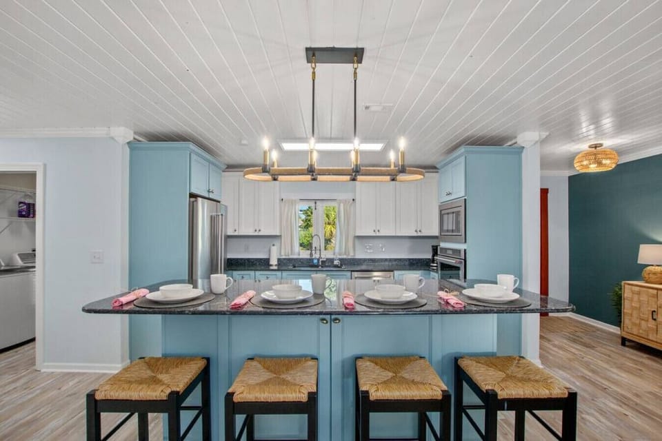 Well-equipped kitchen, seats 4 at bar