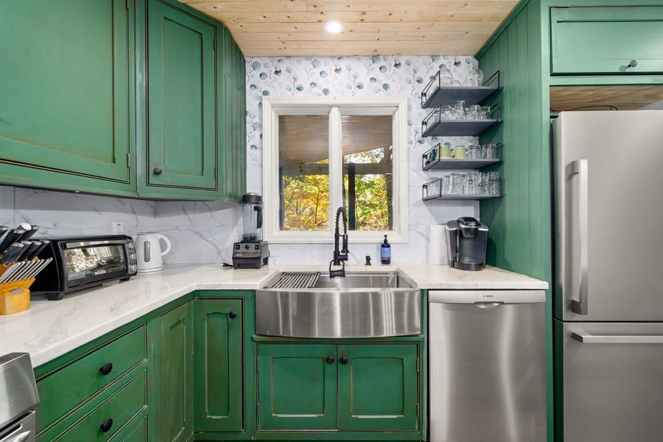 Kitchen, Bosch dishwasher, stainless steel appliances, vitamix blender, Keurig coffee maker (drip coffee also available), toaster oven, electric kettle
