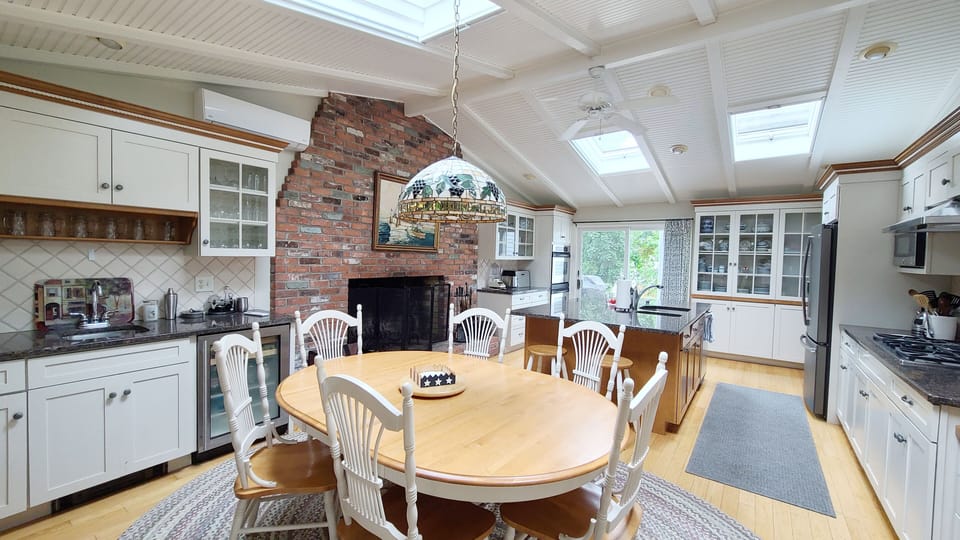 Beautiful eat in kitchen with wonderful features