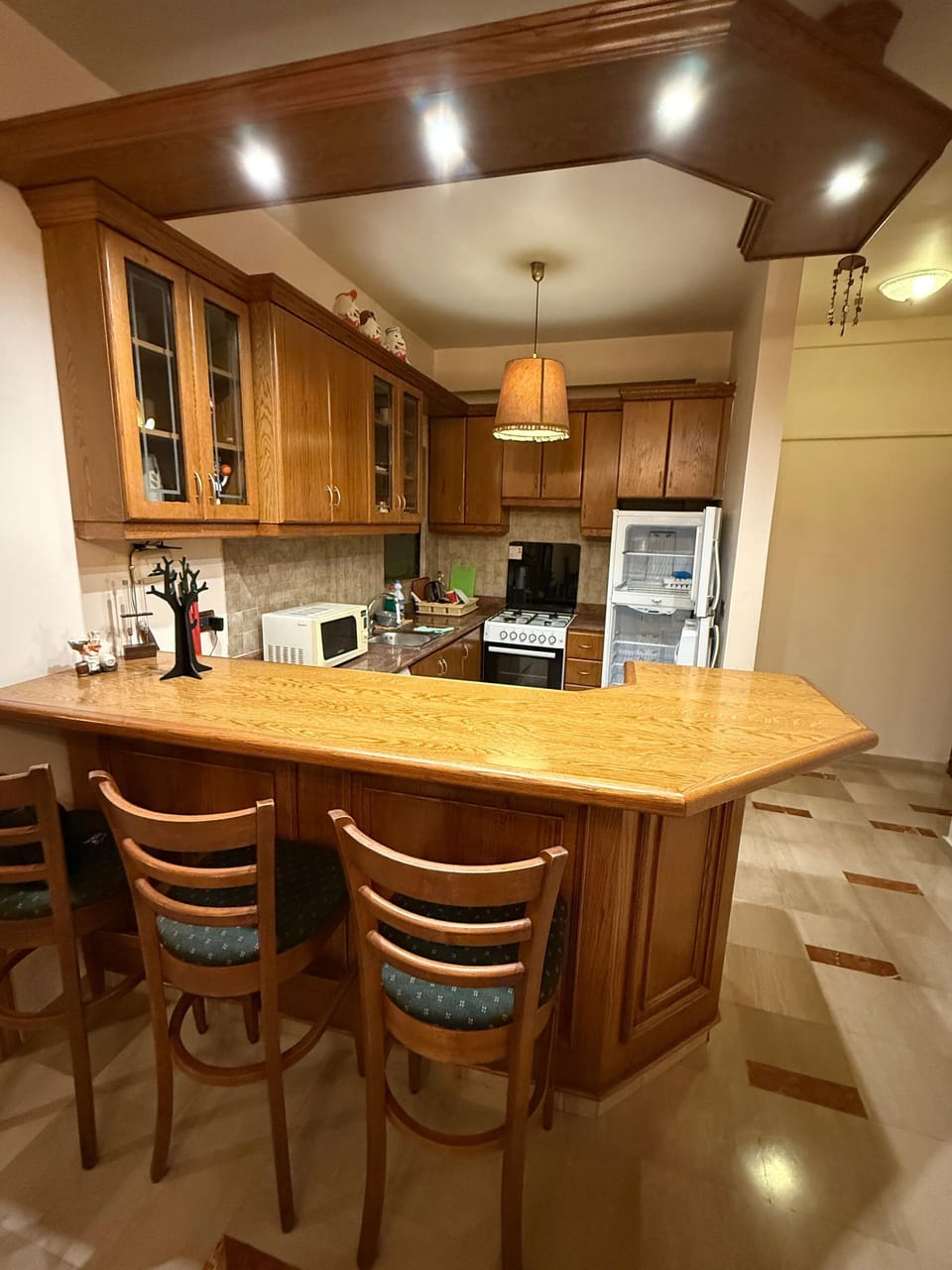 Full Kitchen with bar table