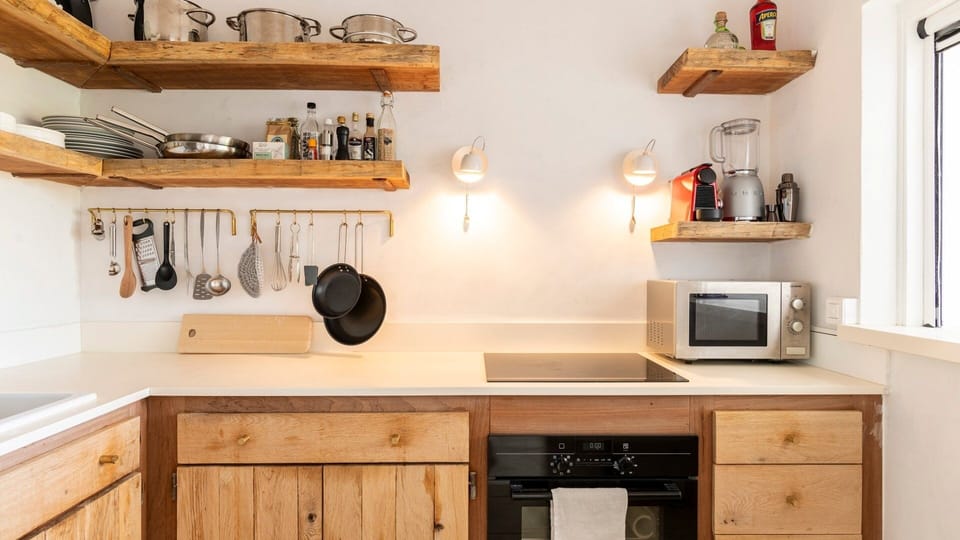 Kitchen & Dining Area: Fully equipped kitchen. Electric oven, gas stove, microwave, refrigerator, fr