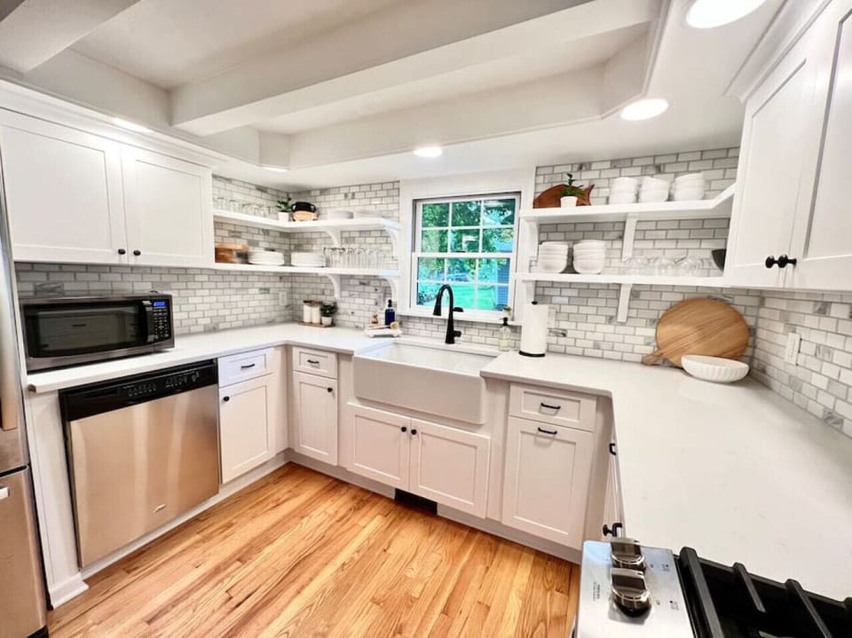 Full Kitchen | Drip & Keurig Coffee