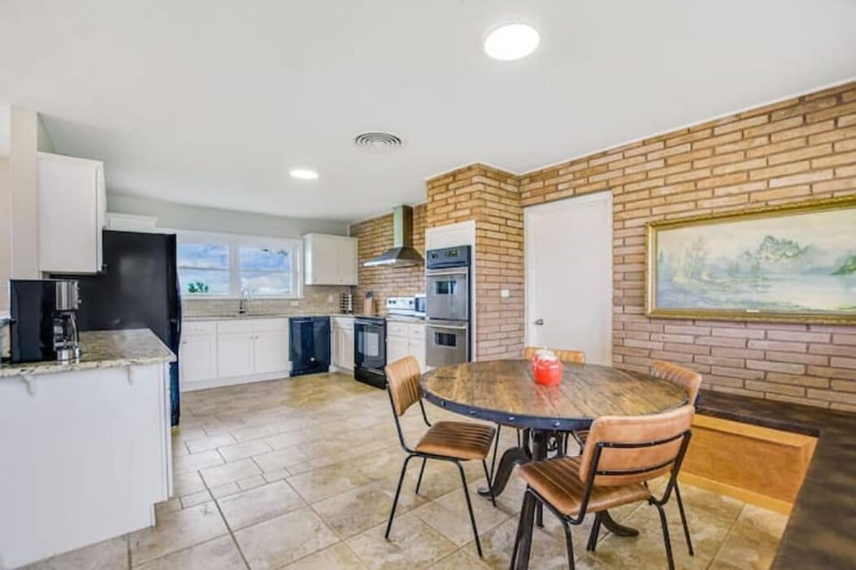 Ranch house
Kitchen and breakfast nook