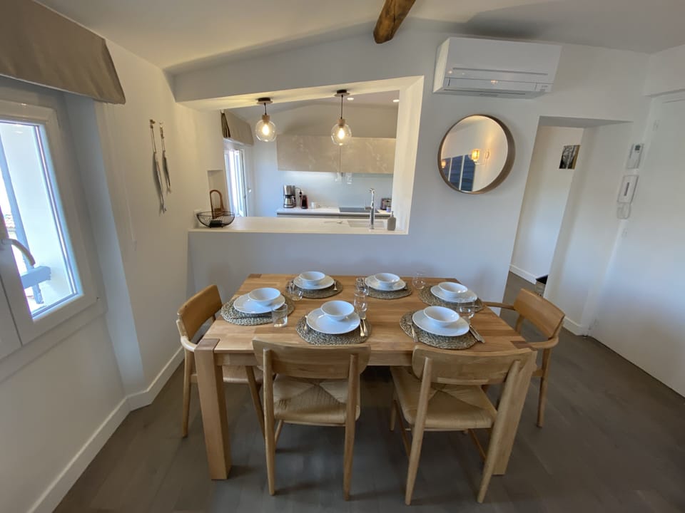 Easy access to the kitchen from the dining room. 