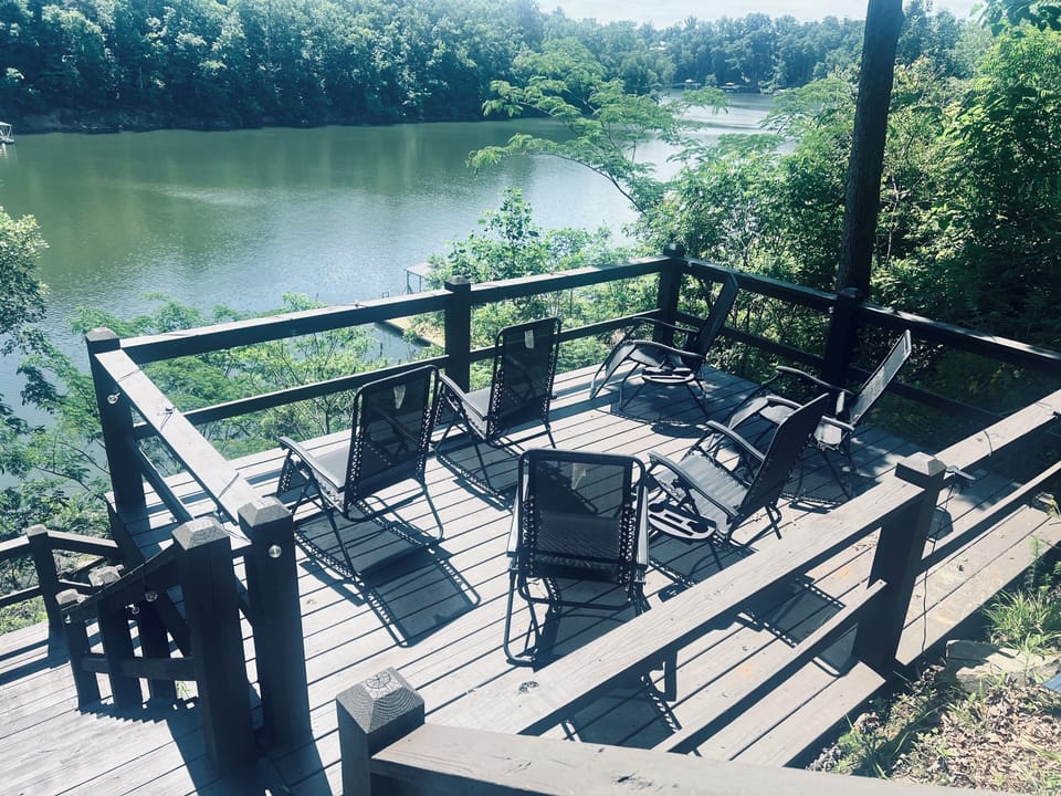 This deck, off the stairs down to the dock, is the perfect place to relax 😍