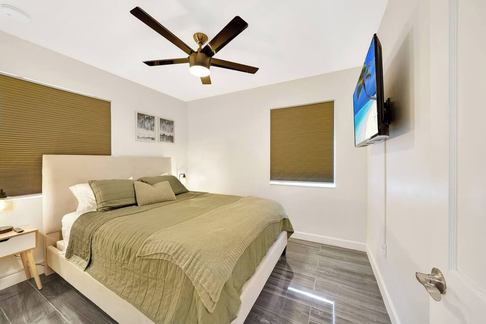 queen size bed in the 2nd room with TV