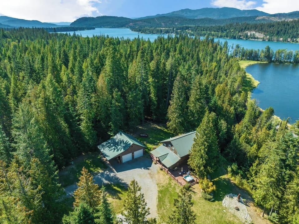 Surrounded by nature in the forest and close to the lake