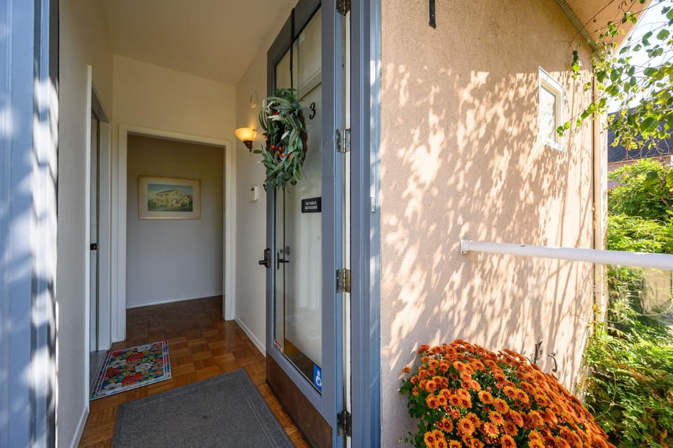 Welcome to Suite Magnolia! The door is to your left. 