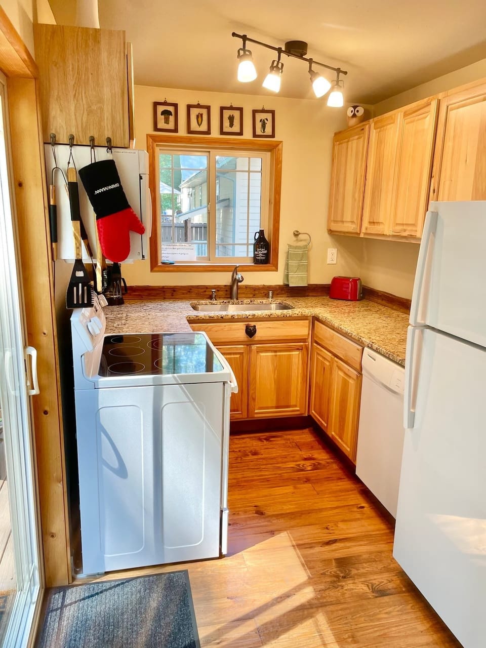 Oven, electric stovetop, refrigerator w/freezer, dishwasher, toaster, coffee 