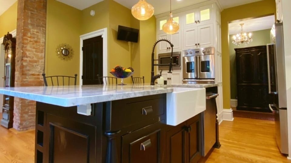 Chef's Kitchen
~Marble counter
~Farmhouse sink
~Viking appliances