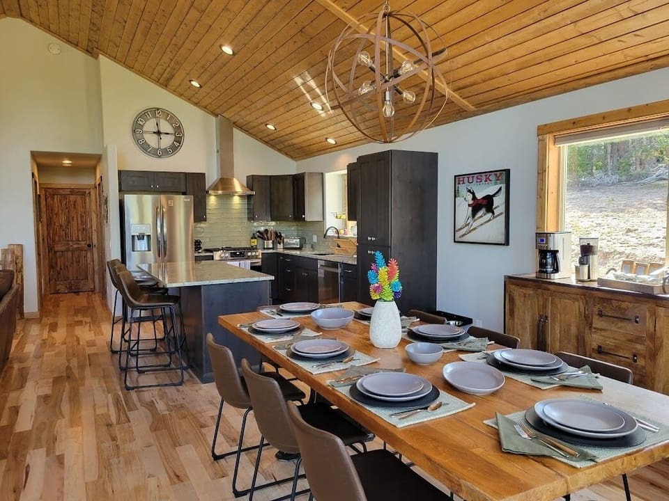 Well-appointed kitchen and dining for group gatherings 