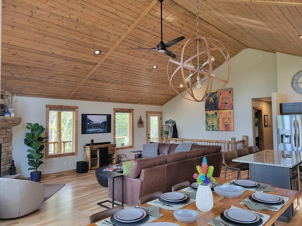 Vaulted wood ceilings and décor create a comfortable mountain-modern feel.