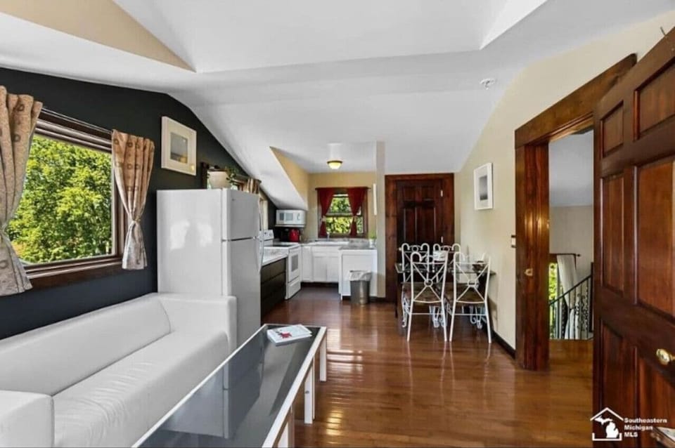 Kitchen with dining table