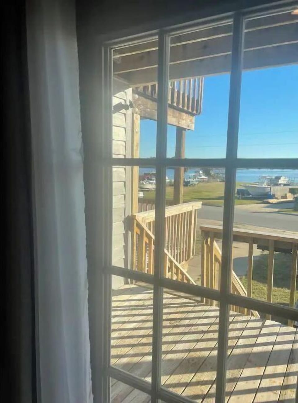 LIVINGROOM VIEW OUTSIDE