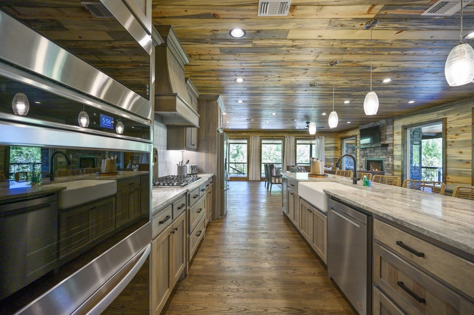 Fully equipped kitchen with all of the appliances.