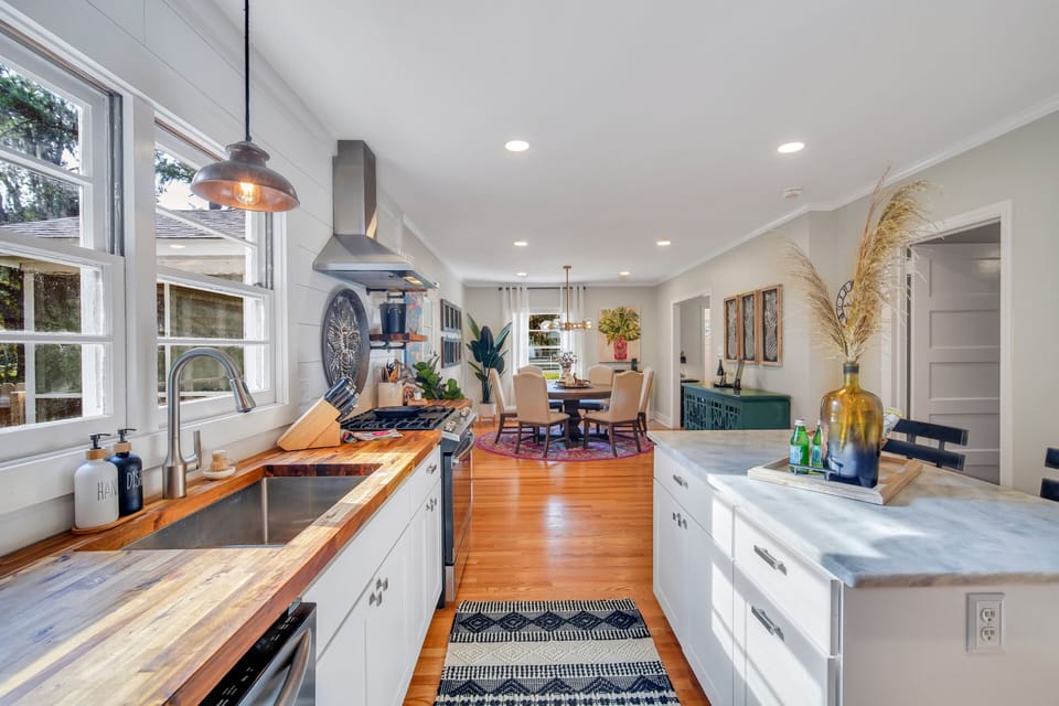 Spacious chef’s kitchen for your next family gathering 