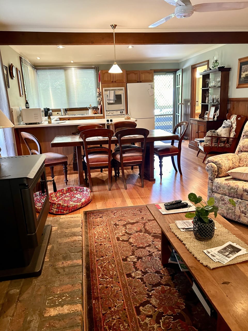Open kitchen and lounge 