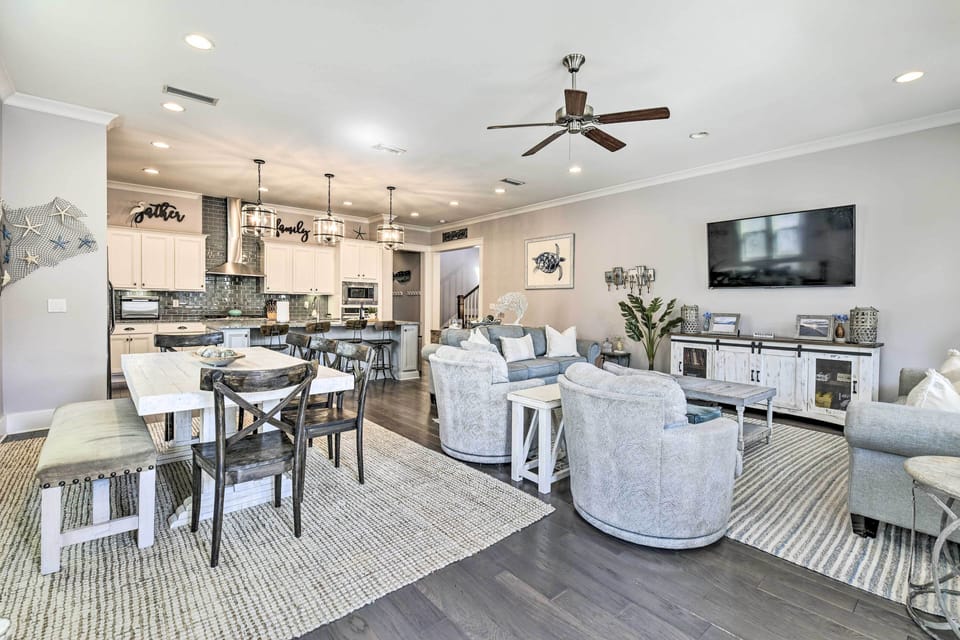 Dining Area | Dishware & Flatware Provided