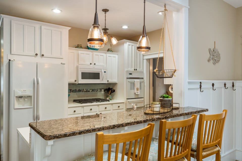 Breakfast bar with a view to the kitchen