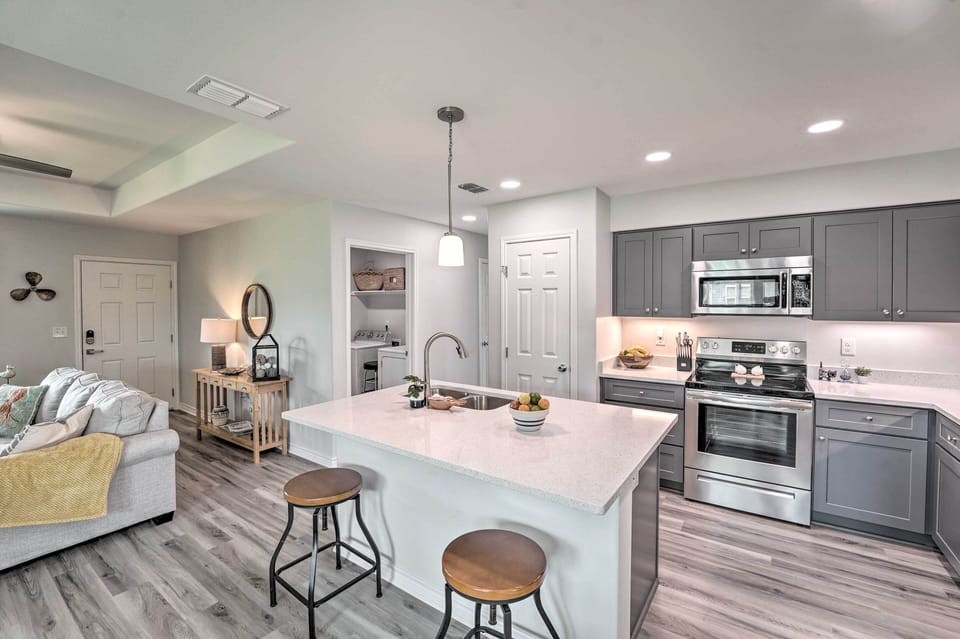 Kitchen | Island w/ Seating | Dishware & Flatware Provided