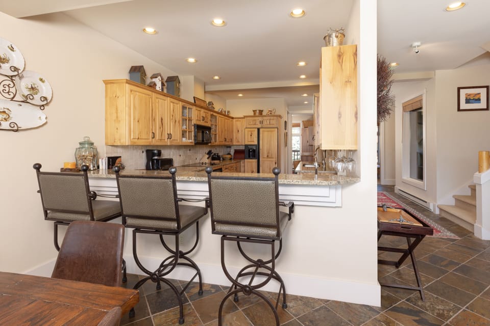 Have breakfast at the bar | Main Level