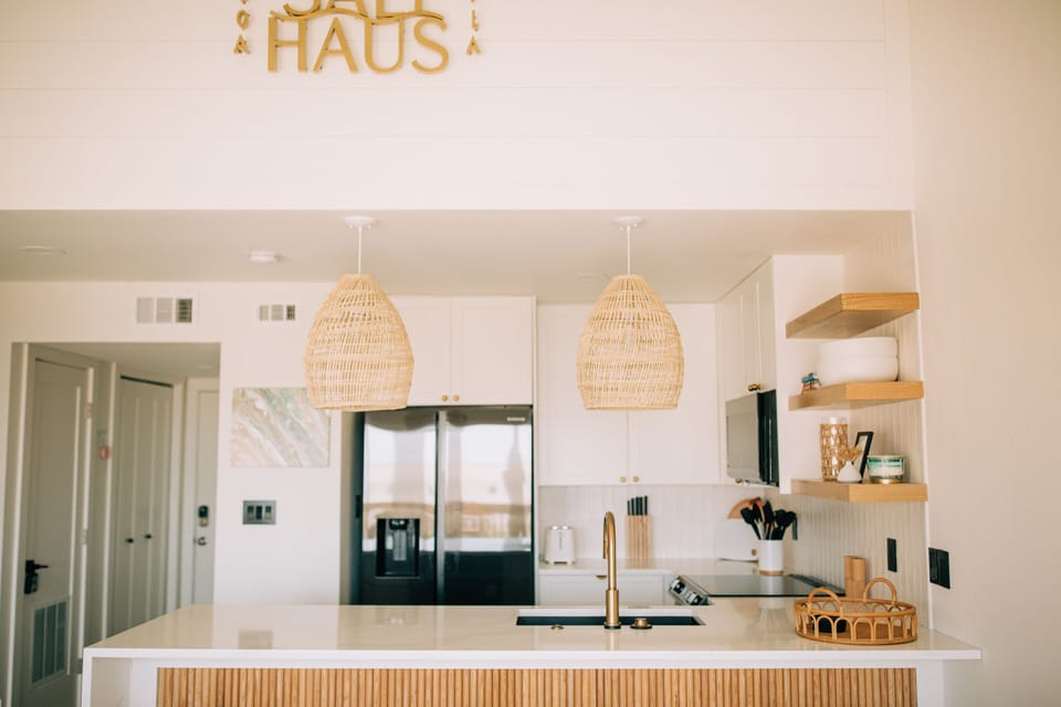 A fully-equipped kitchen is easy to keep stocked with convenient grocery shopping 10 minutes away. 