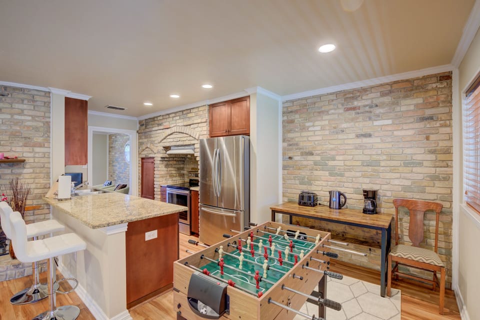 Game area and wet bar for breakfast