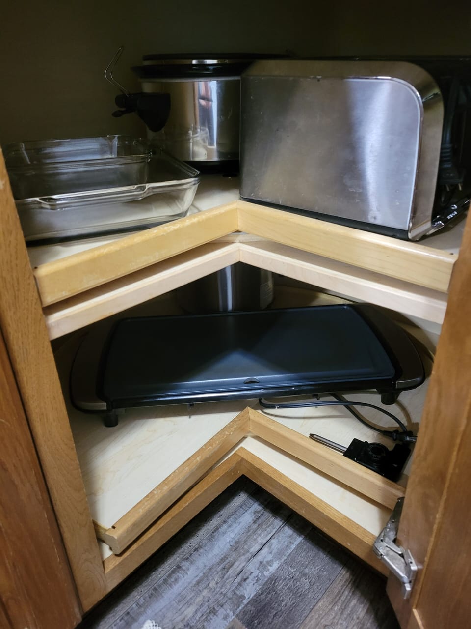 Insta Pot, casserole dishes, griddle, 4 slot toaster. Fully stocked kitchen.