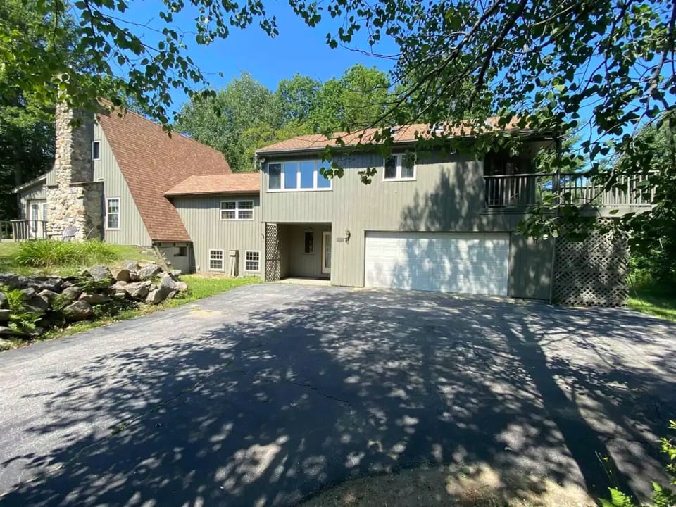 Driveway with plenty of private parking and access to 2 car garage