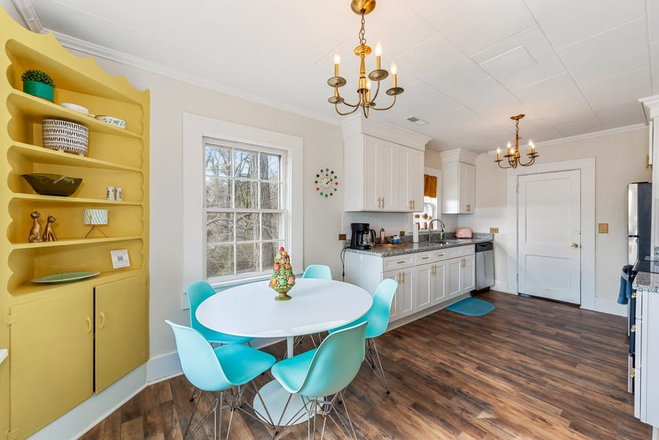 Elegant Kitchen & Dining Area | Stainless Appliances | Well Equipped