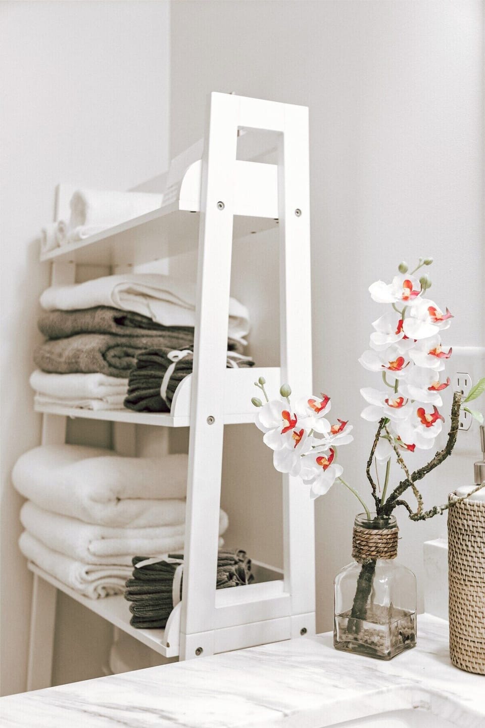 Linen shelf in Bathroom 1