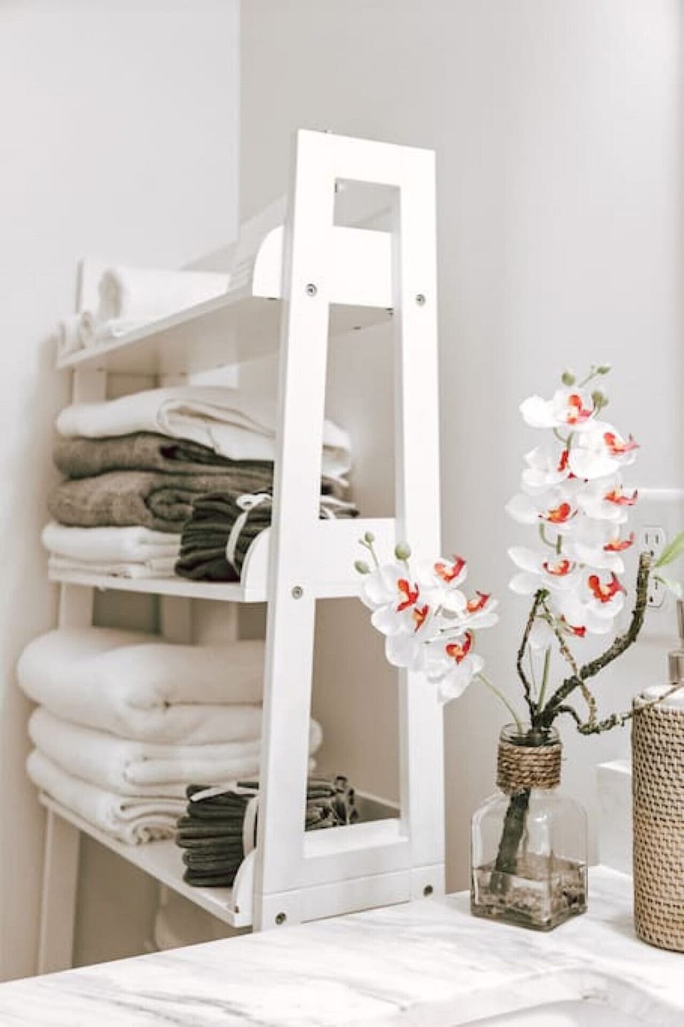 Linen shelf in Bathroom 1