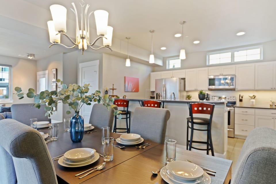 Dining Area and Breakfast Bar