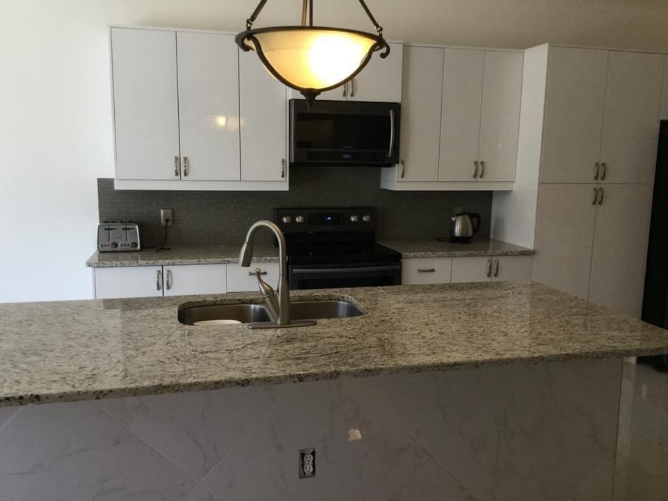 Kitchen 
(Granite Aisle Worktop)