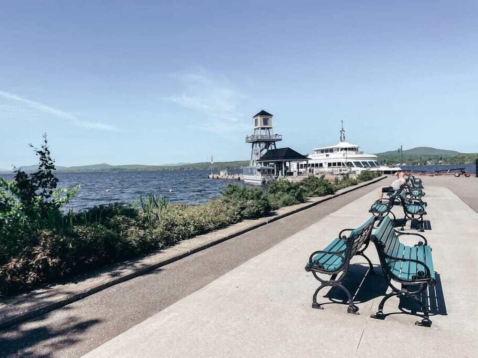 Lac Memphrémagog, Quaie MacPherson et de nombreux attraits touristiques.