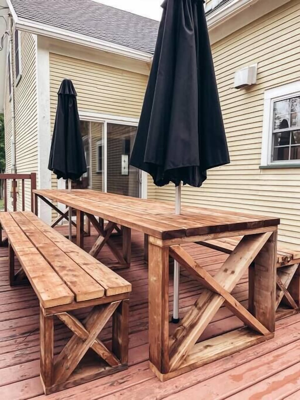 Grande table à manger extérieur et parasols.