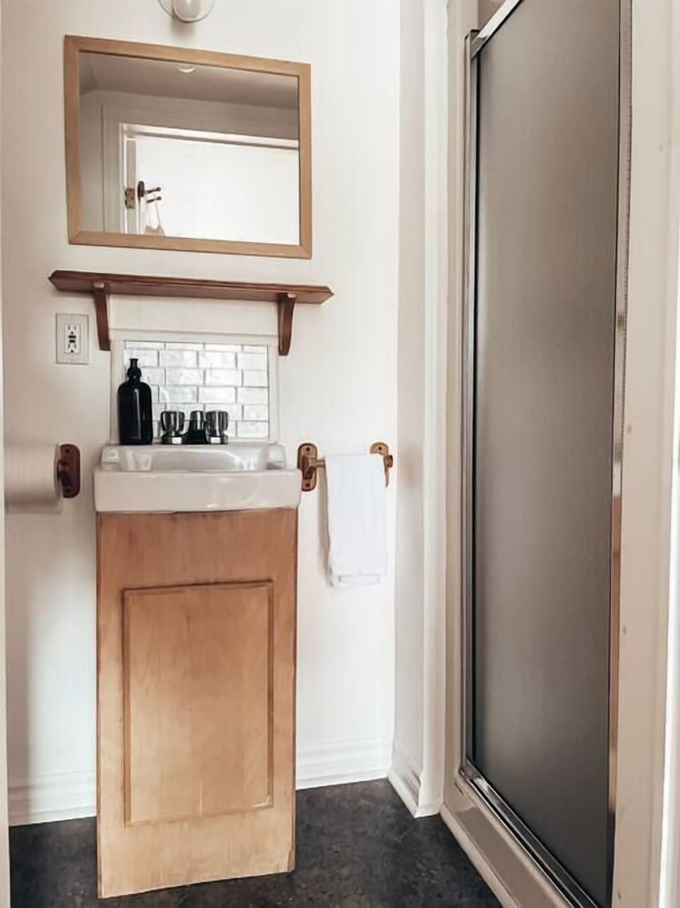 Toilette/douche attenante à la chambre 1