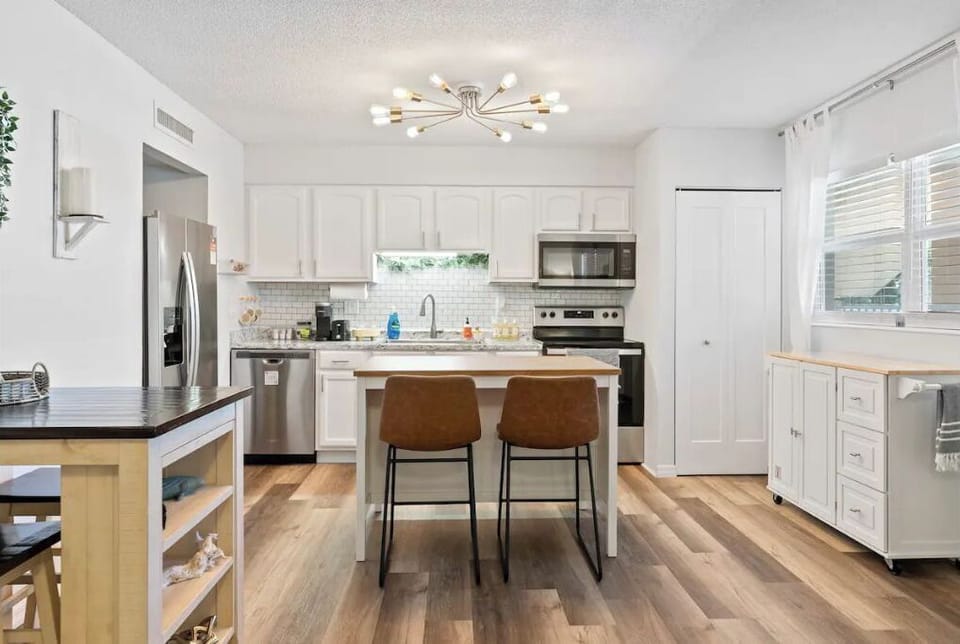 Fully equipped kitchen with new appliance, coffee machine, oven, toaster & pans.