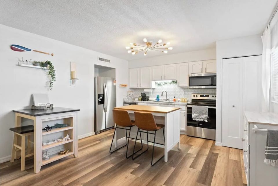 Fully equipped kitchen with new appliance, coffee machine, oven, toaster & pans.