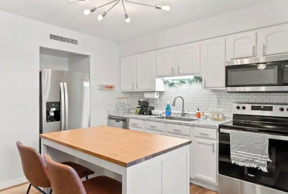 Fully equipped kitchen with new appliance, coffee machine, oven, toaster & pans.