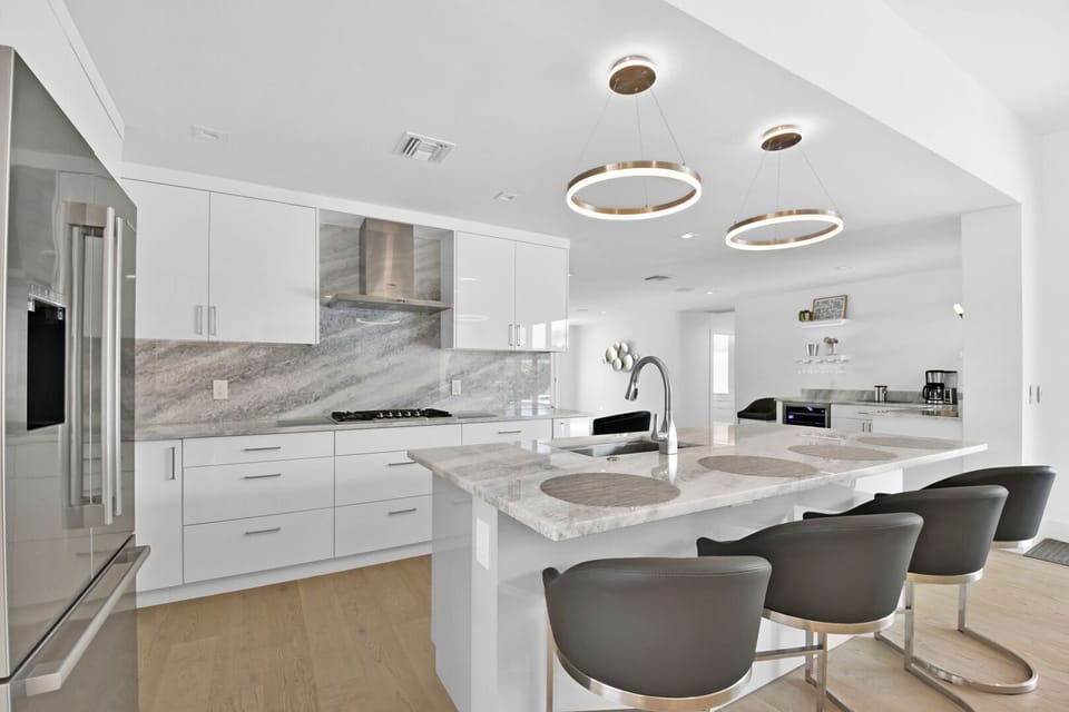 Kitchen island seats 4