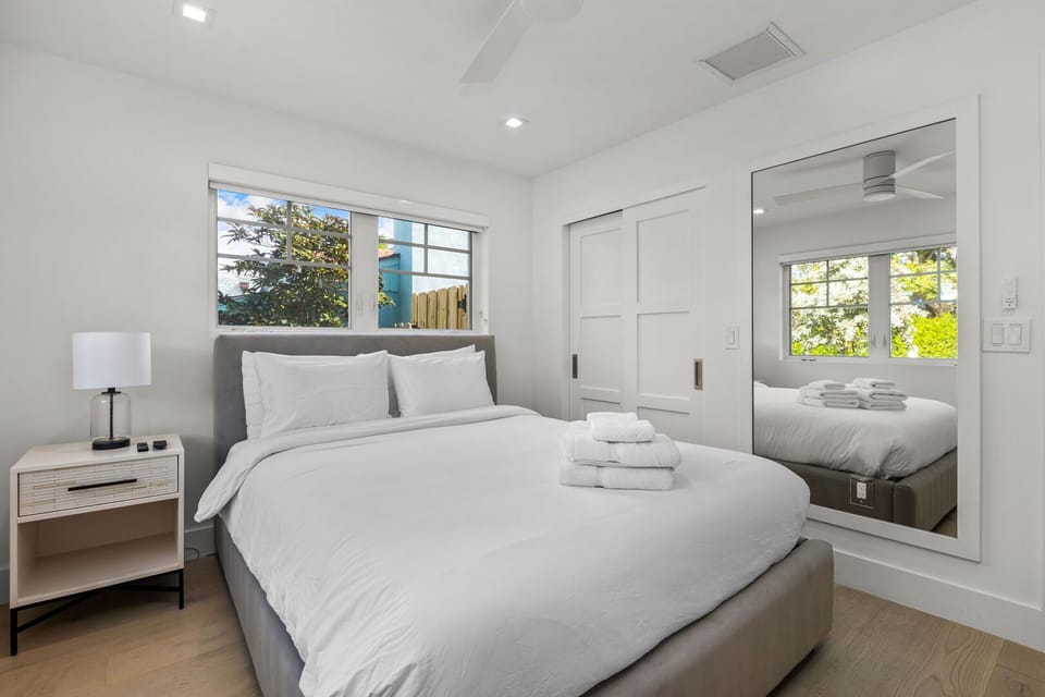 Bedroom 4 with queen bed