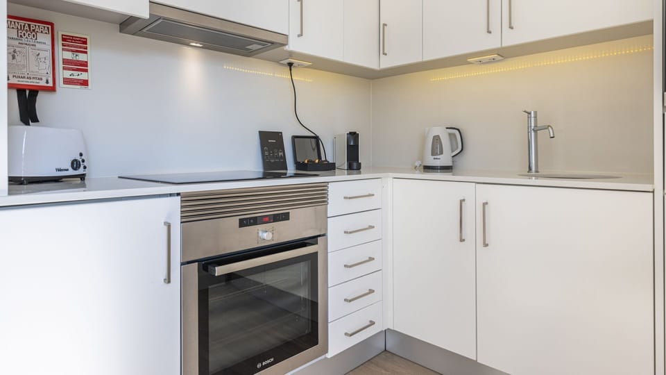 The kitchenette is fully equipped, ready for your home cooked meals #homecooking #portugal #pt #lisbon